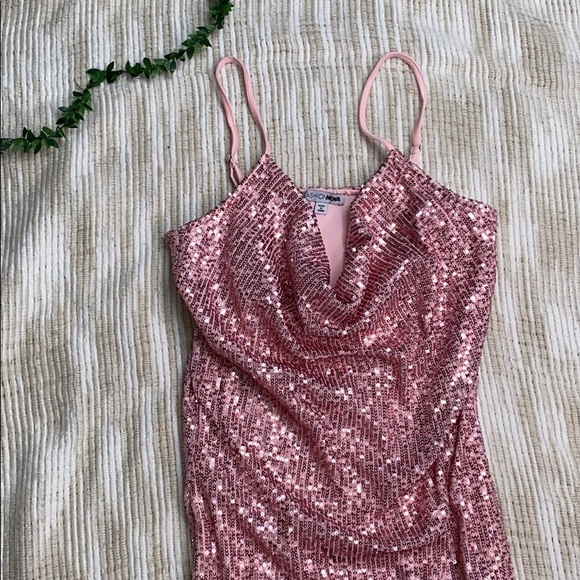 Dresses & Skirts - Pink sequins dress